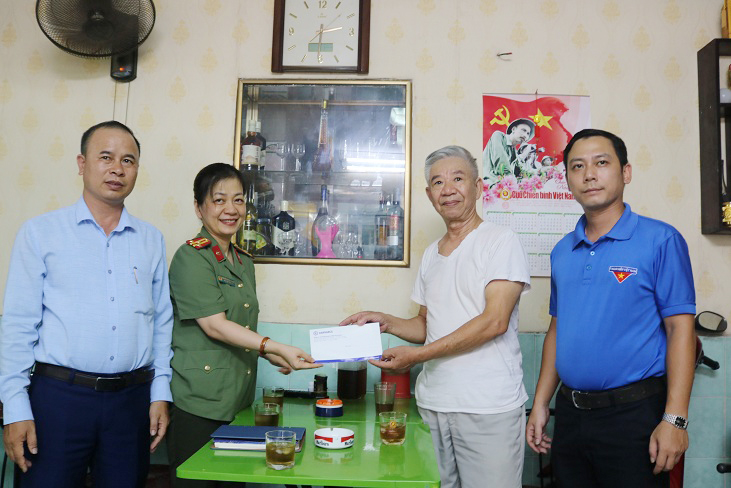 Báo An ninh Hải Phòng - Công ty CP Dược Hải Phòng - UBND phường Minh Khai thăm, tặng quà nhân ngày 27-7